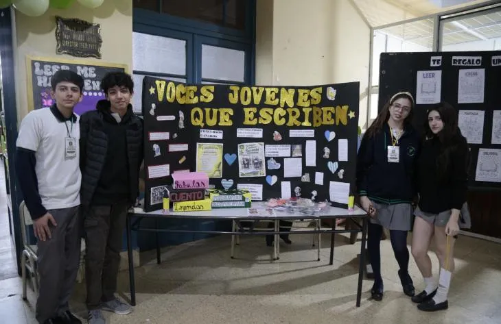 Estudiantes y autoridades durante el acto de premiación de los concursos literarios y teatrales en Tucumán