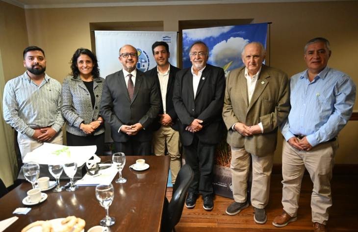 Embajador de India, Ajaneesh Kumar, junto a autoridades del IPAAT durante la visita institucional en Tucumán