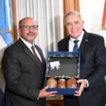 Gobernador Osvaldo Jaldo junto al embajador de India Ajaneesh Kumar en reunión oficial en Tucumán