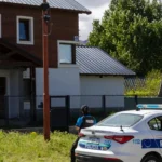 Frente de la vivienda en Pasaje La Cascada al 600, Esquel, donde fueron rescatados la mujer y los tres chicos