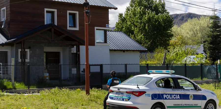 Frente de la vivienda en Pasaje La Cascada al 600, Esquel, donde fueron rescatados la mujer y los tres chicos