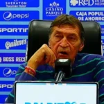 Julio César Falcioni en conferencia de prensa
