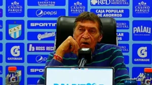 Julio César Falcioni en conferencia de prensa