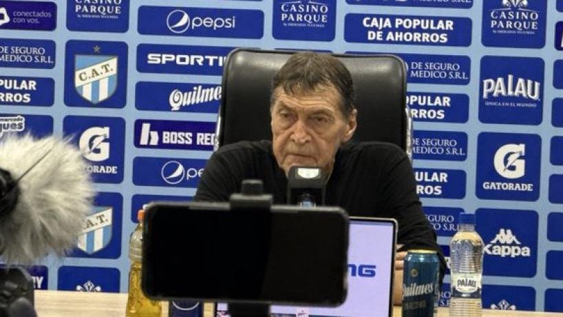 Julio César Falcioni en conferencia de prensa