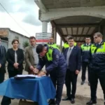 Autoridades durante la firma de posesión del inmueble para ampliar la Comisaría de Alderetes