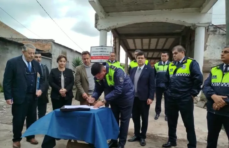 Autoridades durante la firma de posesión del inmueble para ampliar la Comisaría de Alderetes