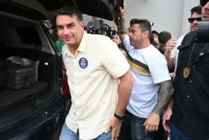 Flávio Bolsonaro junto a su familia al llegar a Miami