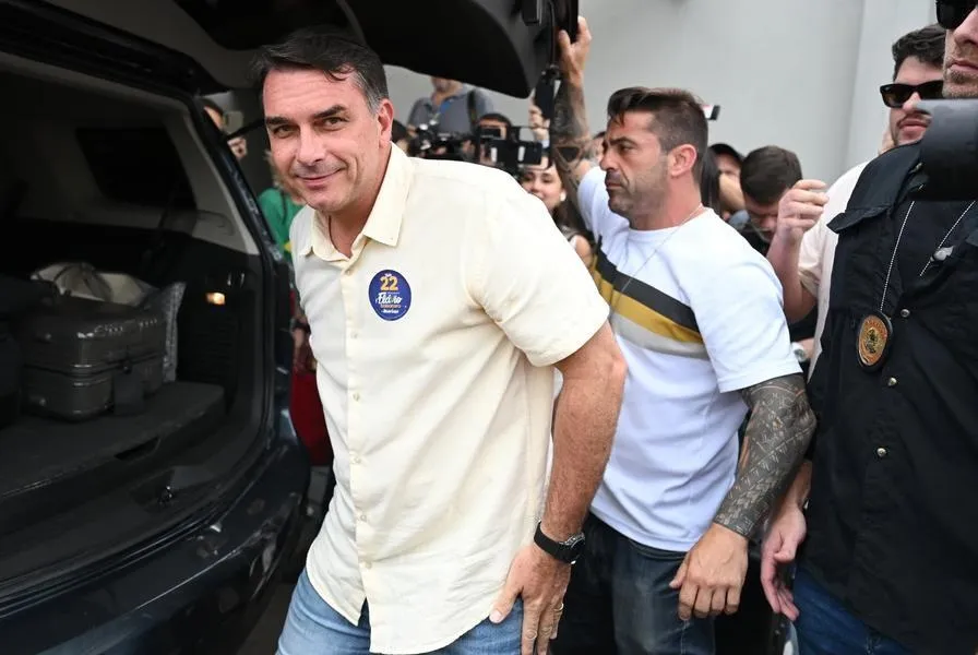 Flávio Bolsonaro junto a su familia al llegar a Miami