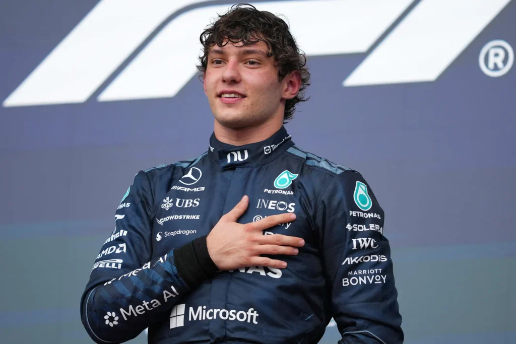 Kimi Antonelli, piloto de Mercedes, celebra en el podio del GP de Estados Unidos 2026