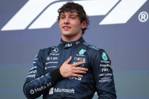 Kimi Antonelli, piloto de Mercedes, celebra en el podio del GP de Estados Unidos 2026