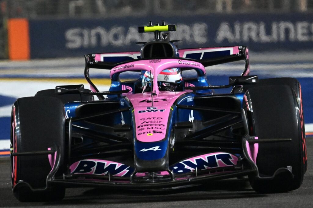 Franco Colapinto con el monoplaza de Alpine en el circuito de Marina Bay durante el Gran Premio de Singapur de Fórmula 1
