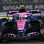 Franco Colapinto con el monoplaza de Alpine en el circuito de Marina Bay durante el Gran Premio de Singapur de Fórmula 1