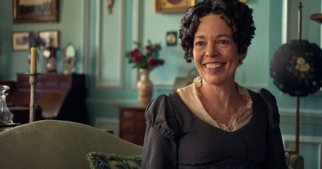 Olivia Colman caracterizada como la Sra. Bennet en la serie Orgullo y prejuicio de Netflix