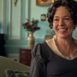 Olivia Colman caracterizada como la Sra. Bennet en la serie Orgullo y prejuicio de Netflix