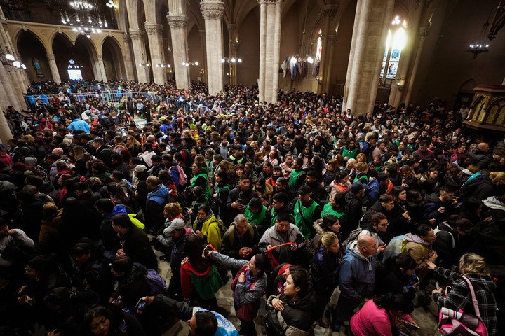 Multitud de fieles en la basílica de Luján durante la peregrinación