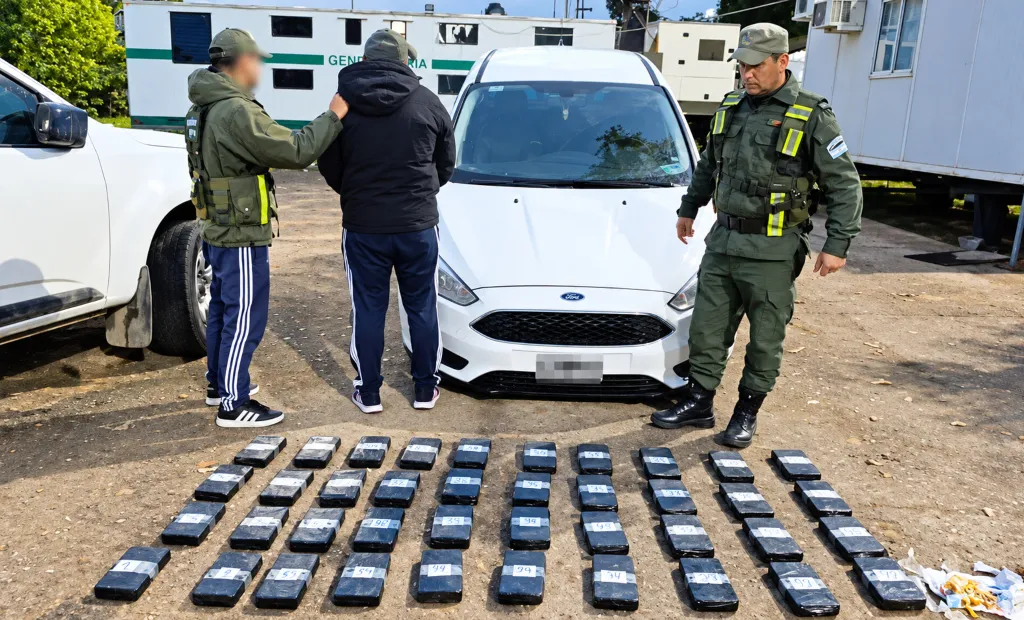 Gendarmería Nacional durante un operativo de control vehicular en el que se secuestró cocaína