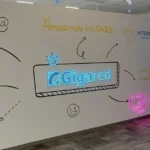 Interior de las instalaciones de Gigared con equipos de red y servidores