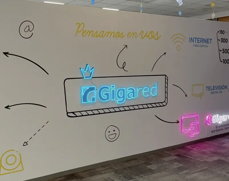 Interior de las instalaciones de Gigared con equipos de red y servidores