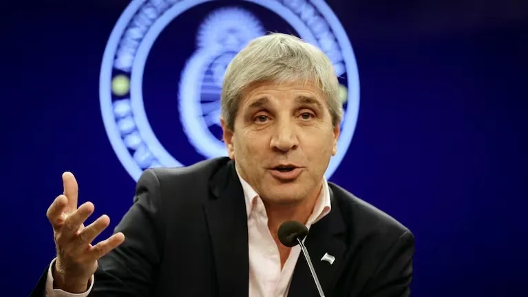 Ministro de Economía Luis Caputo durante una conferencia de prensa