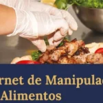 Persona manipulando alimentos en una cocina industrial