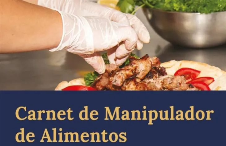Persona manipulando alimentos en una cocina industrial