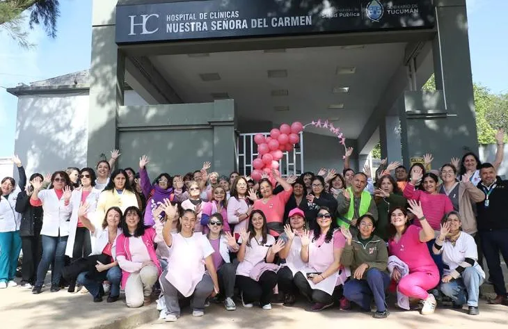 Caminata de concientización sobre el cáncer de mama en el Hospital del Carmen