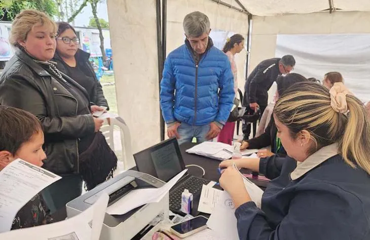 Trailers del Hospital Móvil de Tucumán instalados en un barrio