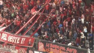 Hinchas de San Martín de Tucumán en la tribuna popular durante el partido contra Gimnasia y Tiro