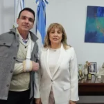 Afiliado del IPSST utilizando la aplicación móvil para gestionar una autorización de prótesis