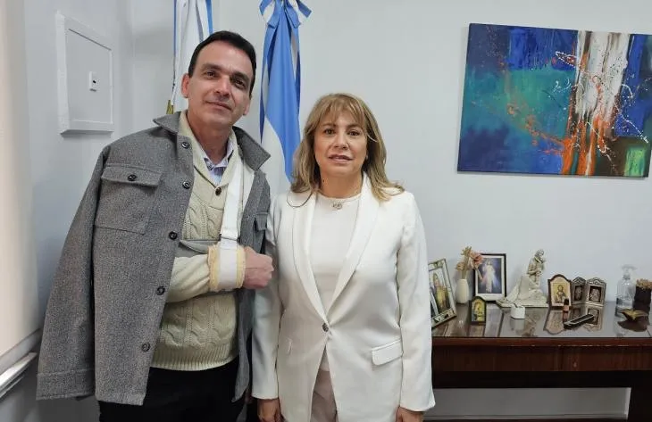 Afiliado del IPSST utilizando la aplicación móvil para gestionar una autorización de prótesis