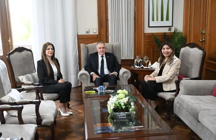 Osvaldo Jaldo junto a Gladys Medina y Sandra Mendoza en Casa de Gobierno