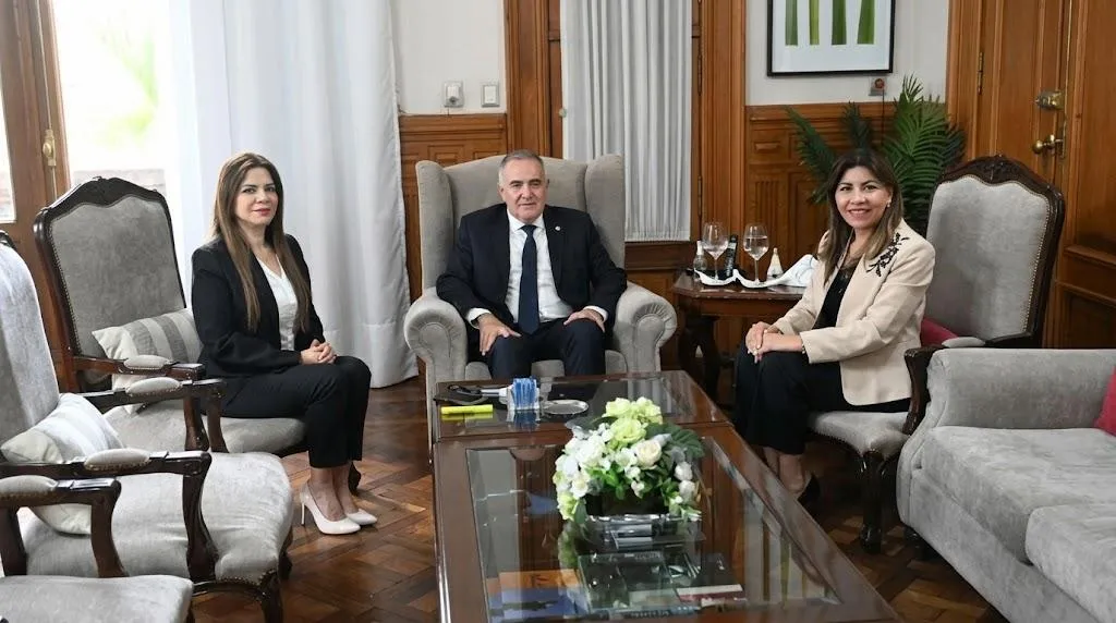 Osvaldo Jaldo, Gladys Medina y Sandra Mendoza en reunión en Casa de Gobierno