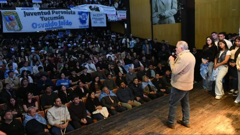 Osvaldo Jaldo durante el acto por el Día de la Lealtad con la Juventud Peronista en Tucumán