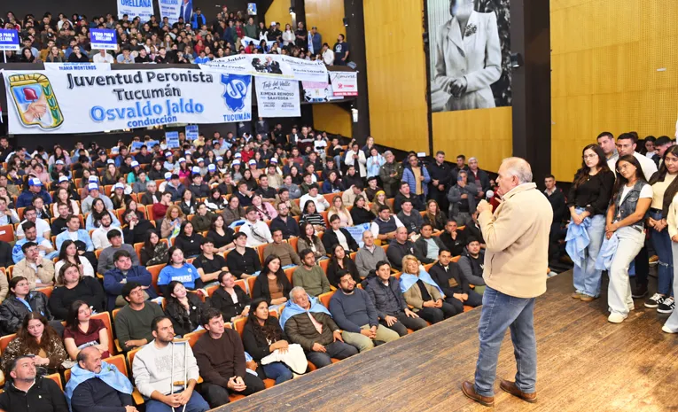 Osvaldo Jaldo habla durante el acto por el Día de la Lealtad en la sede del PJ de Tucumán