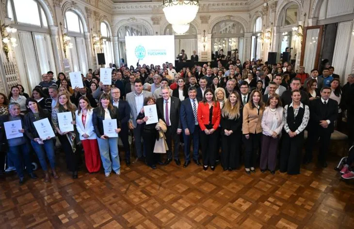 Gobernador Osvaldo Jaldo durante la entrega de escrituras en el Salón Blanco de Casa de Gobierno
