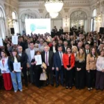 Gobernador Osvaldo Jaldo durante la entrega de escrituras en Casa de Gobierno