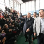 El gobernador Osvaldo Jaldo junto a jóvenes deportistas durante la final provincial de los Juegos Evita 2026 en el Complejo General Belgrano