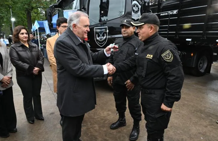 Acto del gobernador Osvaldo Jaldo en la Jefatura de Policía de Tucumán con inauguración de aulas y entrega de equipamiento