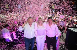 Gobernador Osvaldo Jaldo durante el acto de cierre del Octubre Rosa en Central Córdoba