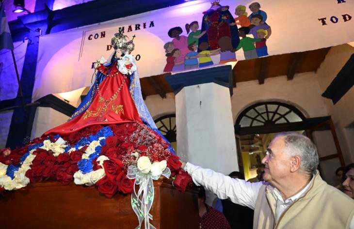 Gobernador Osvaldo Jaldo durante la procesión de la Virgen del Rosario en Burruyacú