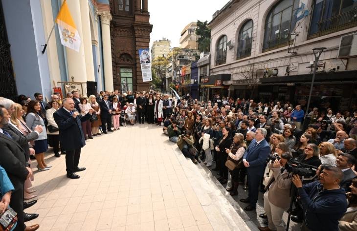 Autoridades y religiosos durante la reapertura de la Iglesia San Francisco en Tucumán