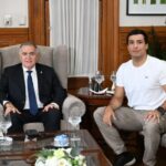 Gobernador Osvaldo Jaldo junto al nadador tucumano Juan Pablo Medina en Casa de Gobierno