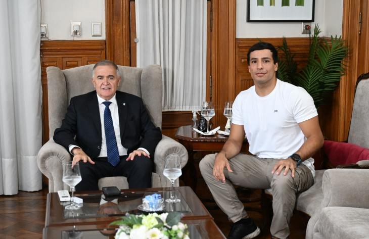 Gobernador Osvaldo Jaldo junto al nadador tucumano Juan Pablo Medina en Casa de Gobierno