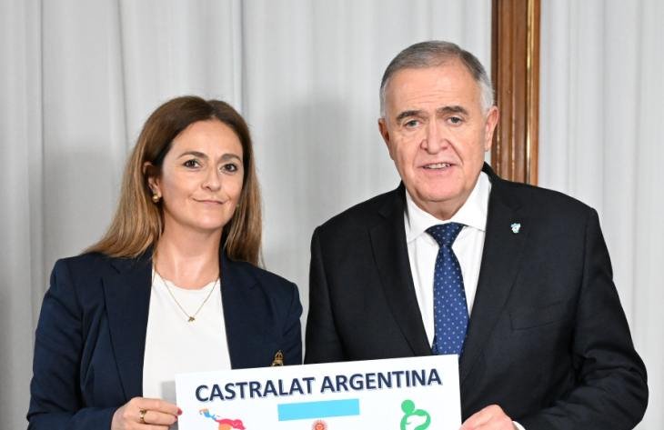 Gobernador Osvaldo Jaldo junto a Florencia Rocha en reunión por Tucumán Mascotas