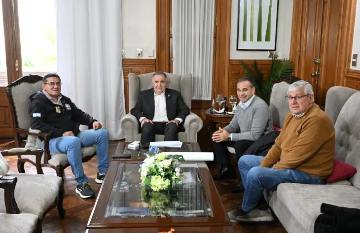 Reunión del gobernador Osvaldo Jaldo con representantes de la Cámara Tucumana de la Construcción y la UOCRA