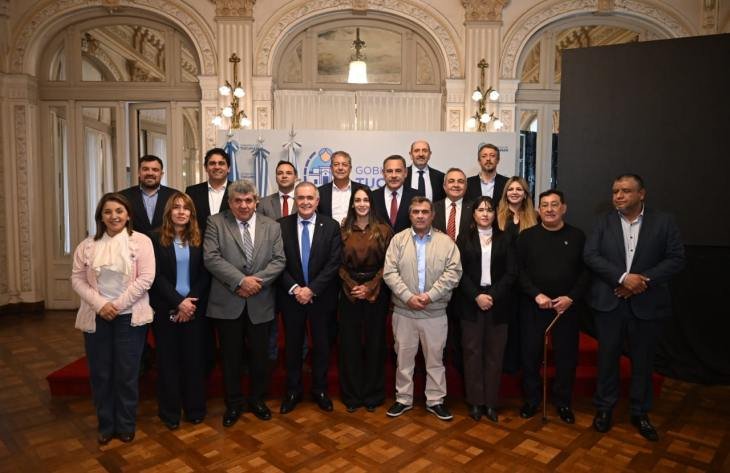 Gobernador Osvaldo Jaldo durante la reunión con dirigentes del oeste tucumano