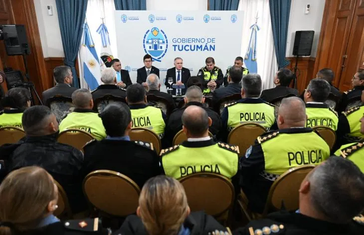Reunión del gobernador Osvaldo Jaldo con autoridades de la Policía de Tucumán en Casa de Gobierno