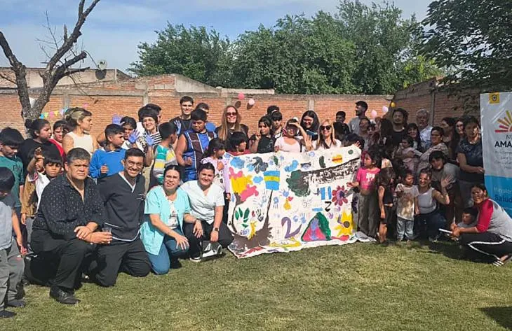 Jóvenes y familias participando de las postas recreativas en la jornada de salud mental del CAPS Costanera Norte