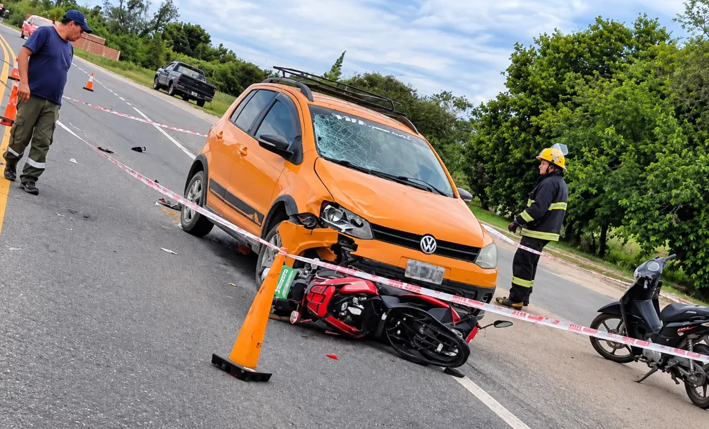 Choque entre un Volkswagen CrossFox y una motocicleta en la ruta 38, La Cocha, Tucumán