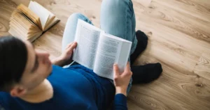 Persona leyendo un libro en voz alta
